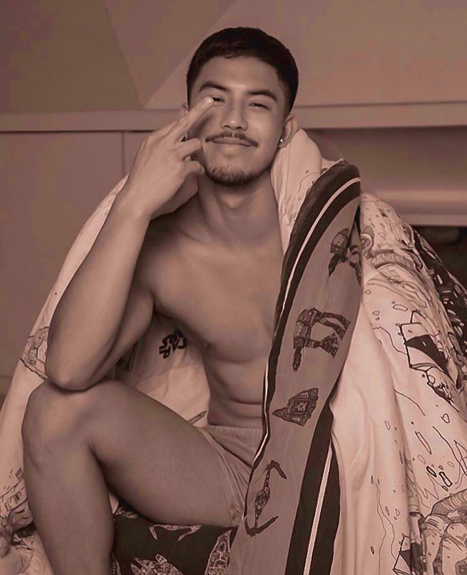 This is how we would like to see Tony Labrusca everyday: shirtless, in boxe...